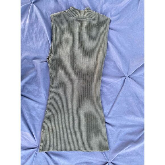Hooked Up By IOT Green Sleeveless Sweater Top Size Small - Picture 2 of 3